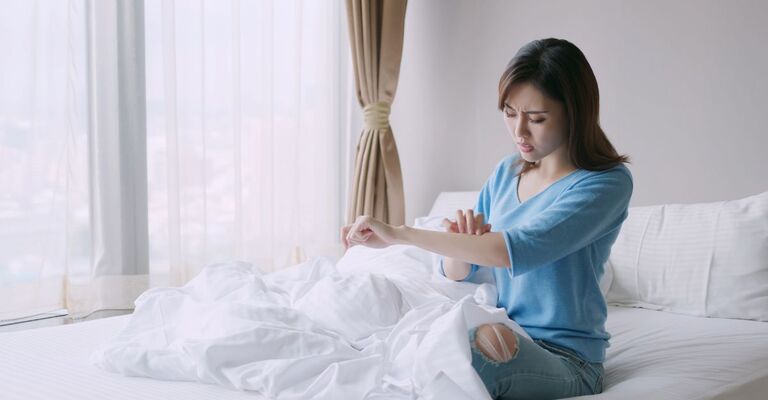 donna-che-si-gratta-nel-letto