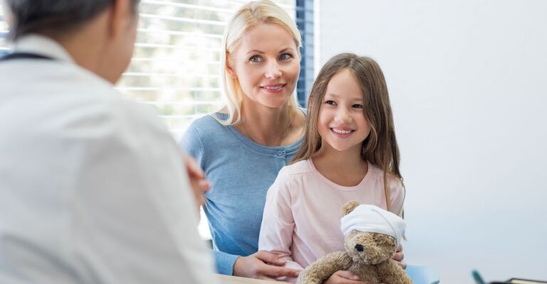 Mamma e figlia dal pediatra