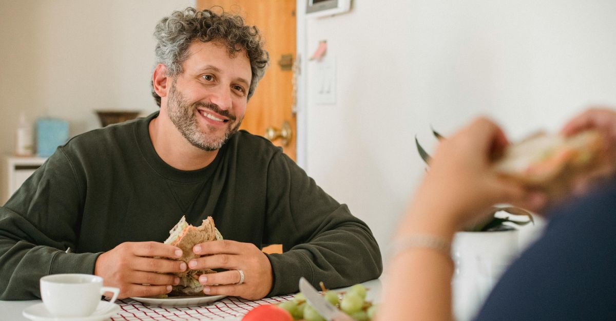 Uomo che mangia una piadina