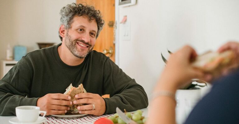 Uomo che mangia una piadina