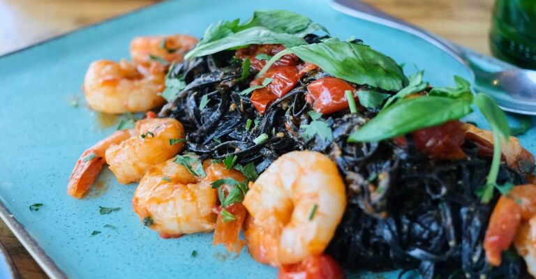Spaghetti al nero di seppia con gamberetti