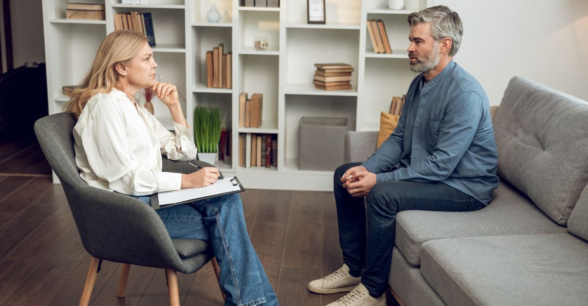 Terapeuta con paziente seduto sul divano