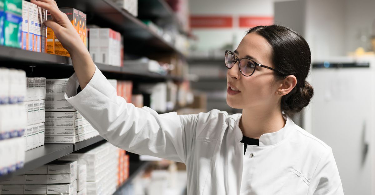 Farmacista prende i farmaci dagli scaffali
