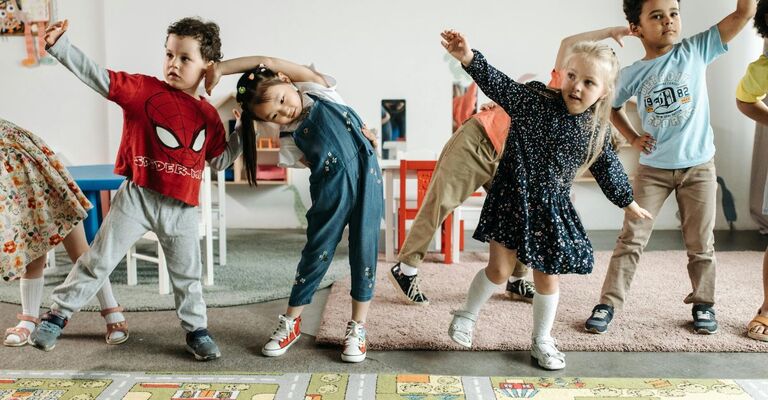 Bambini in gruppo che giocano a scuola