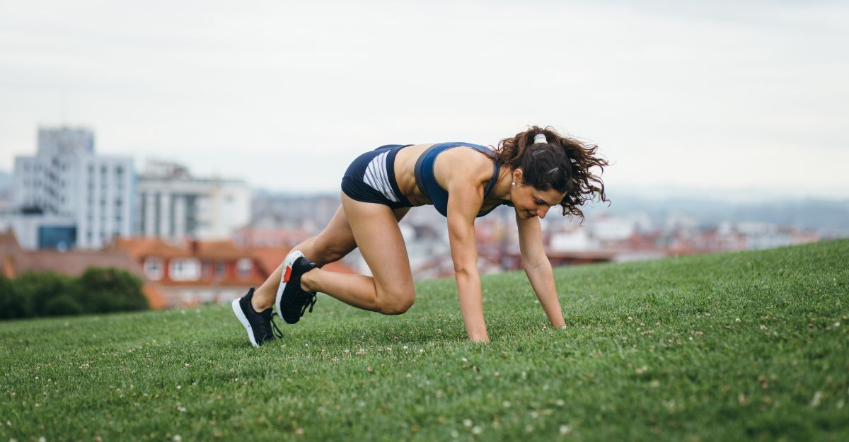 Ragazza esegue un burpee