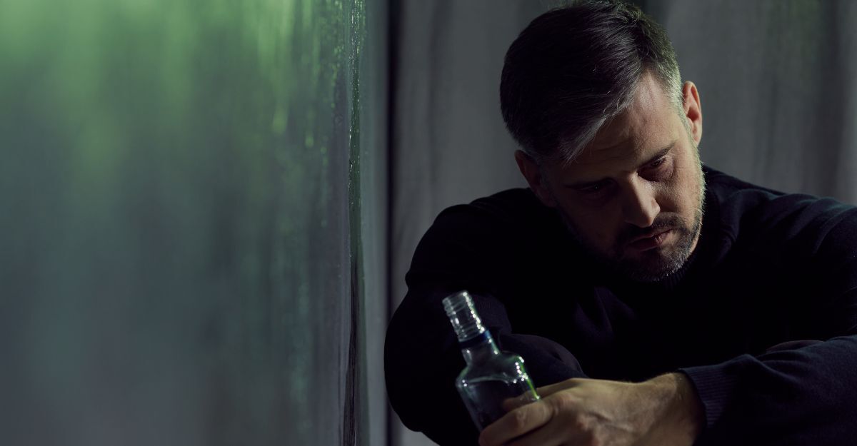 Un uomo triste perché sta bevendo