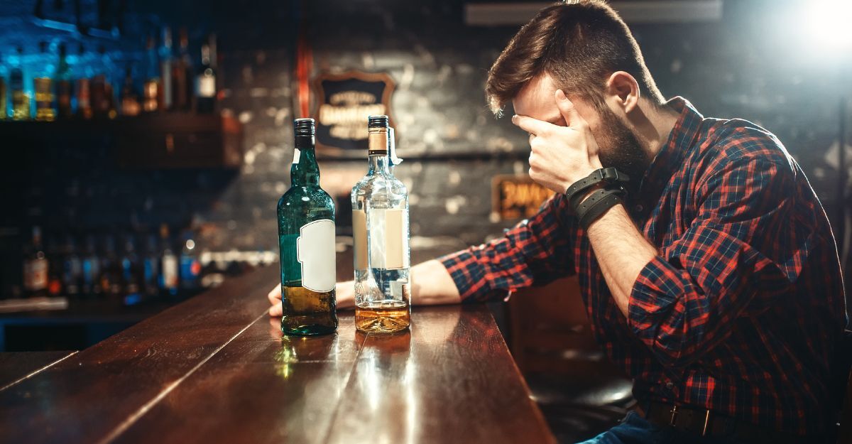 Un uomo triste perchè sta bevendo