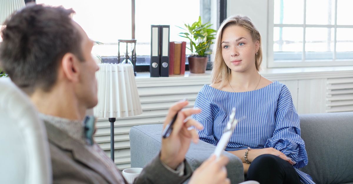 Ragazza con psicologo durante una seduta
