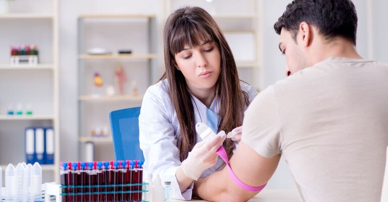 Un medico esegue un prelievo di sangue