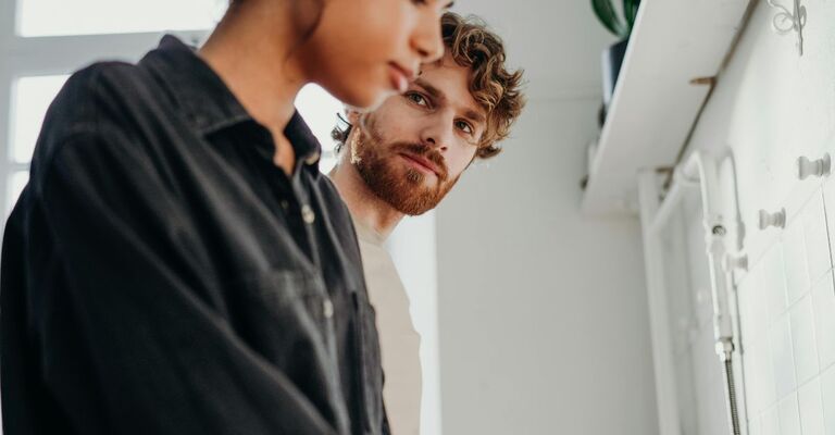 Ragazzo guarda ragazza in maniera riflessiva