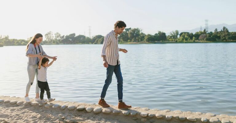 Famiglia di coppia e figlio che cammina insieme