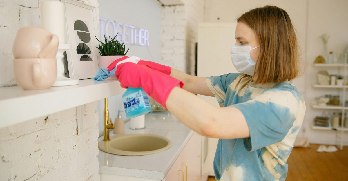 Ragazza pulisce con uno spray la sua stanza