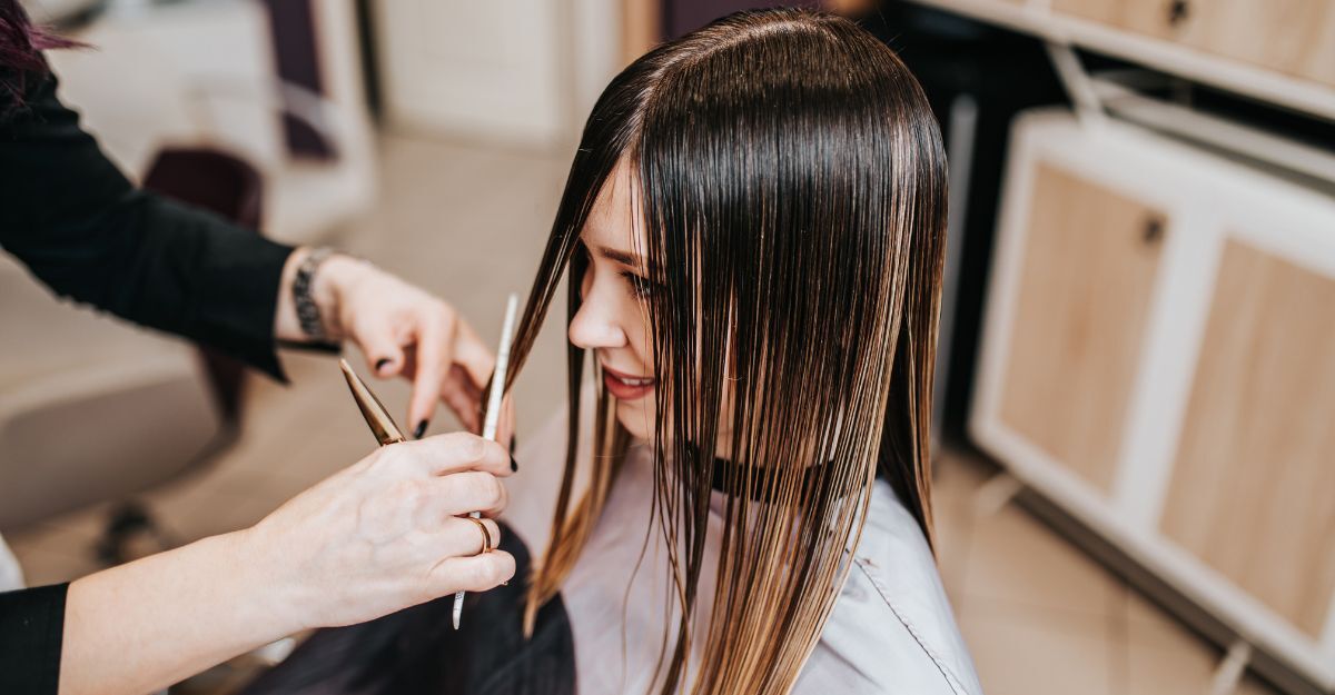 Parrucchiera che taglia i capelli