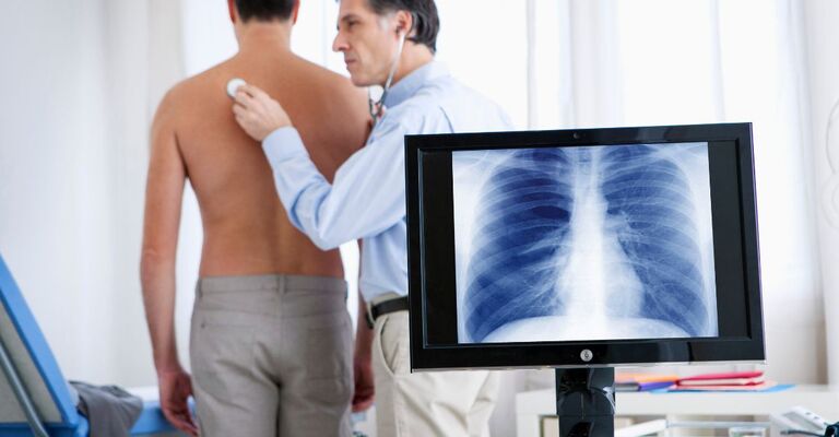 dottore ausculta polmoni paziente