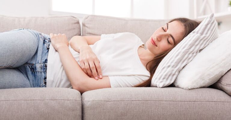 Ragazza fa un pisolino sul divano