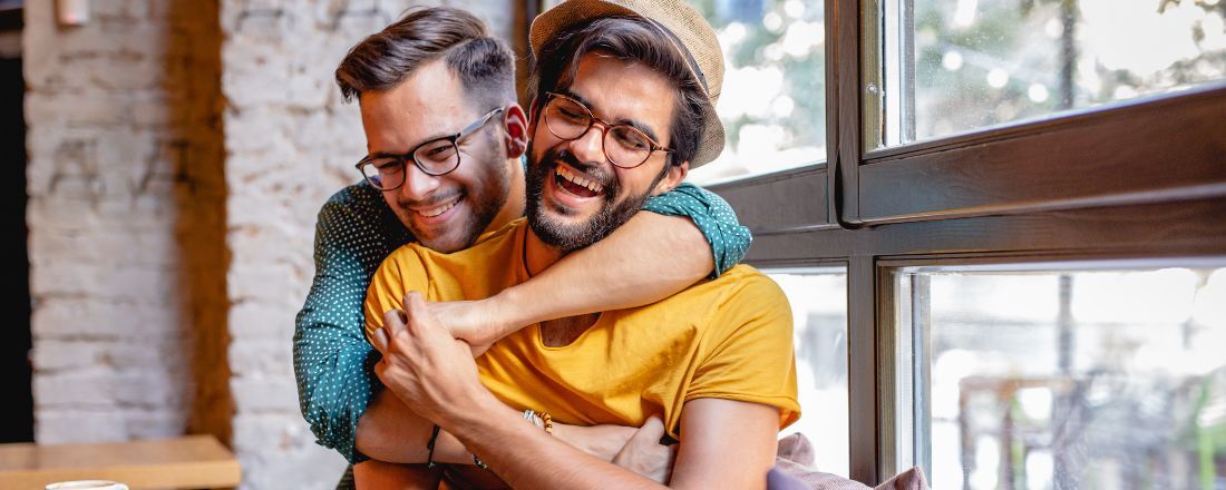 Due uomini abbracciati