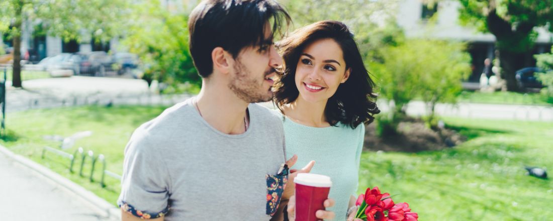 Un ragazzo e una ragazza camminano fianco a fianco