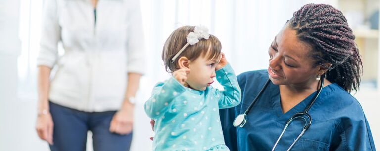 Una bambina e la madre dal pediatra