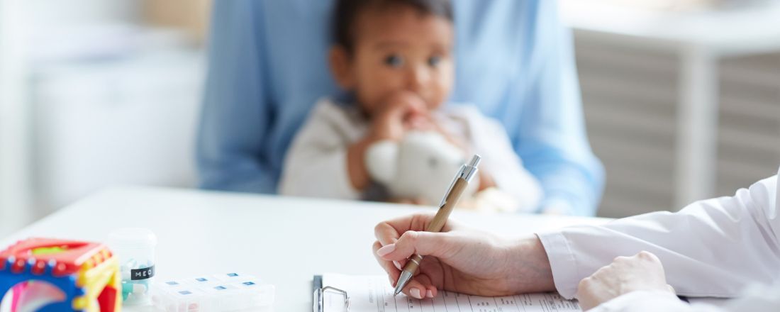 Una bambina e la madre dal pediatra