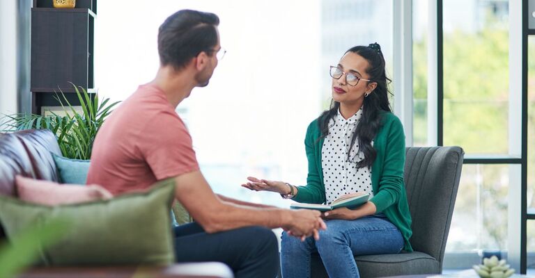 ragazzo parla con la psicologa