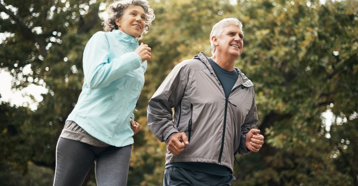 Due persone anziane che corrono