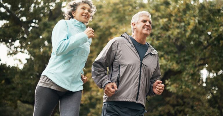 Due persone anziane che corrono