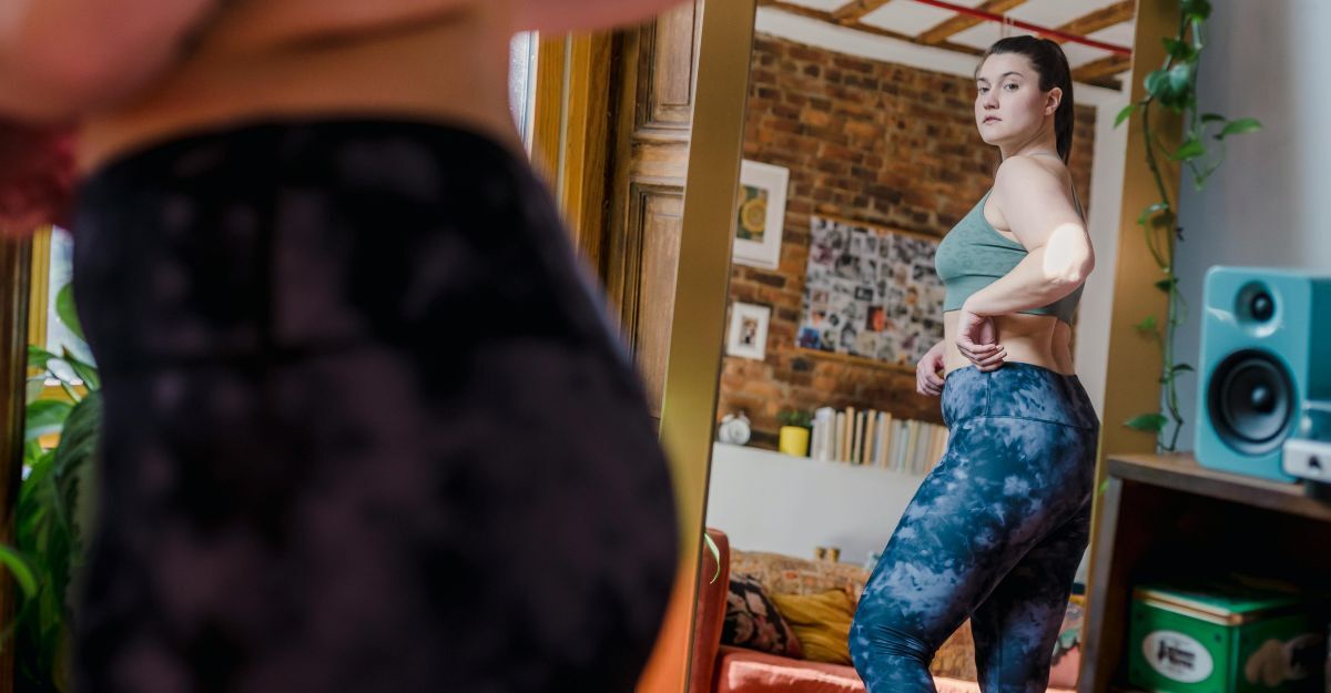 Ragazza di guarda allo specchio