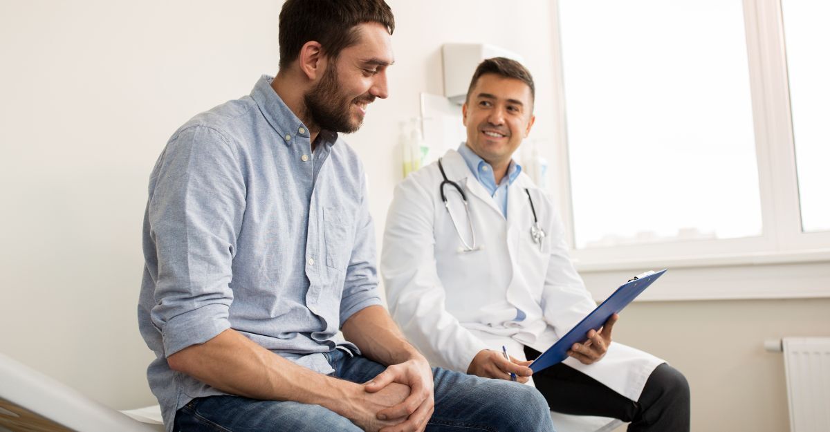 Un uomo parla con il medico