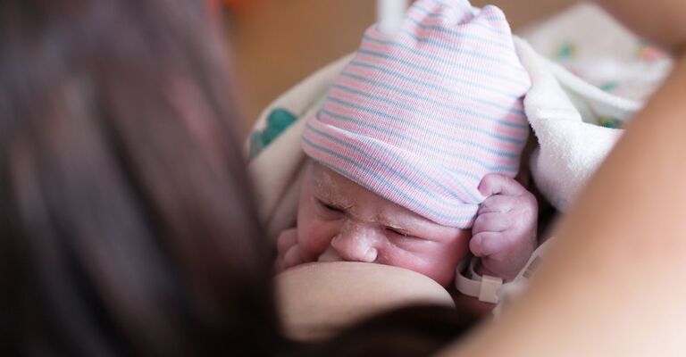 bimbo appena nato con vernice caseosa