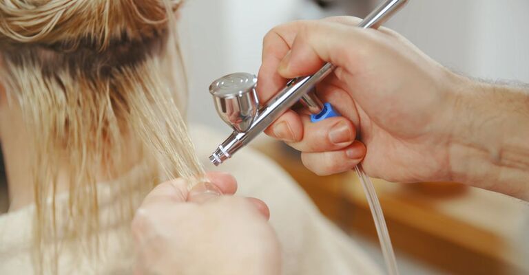 Aerografo usato per distribuire ossigeno sui capelli