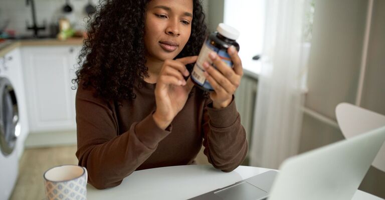 ragazza prende Integratore