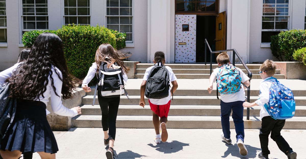 Dei bambini che entrano a scuola correndo