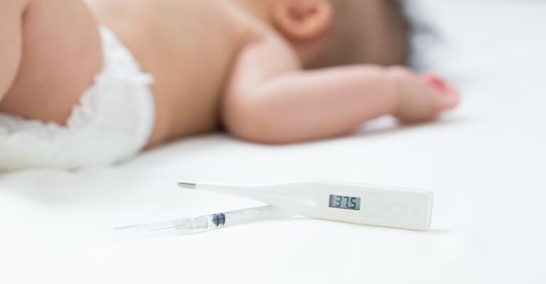 Un bambino con la febbre