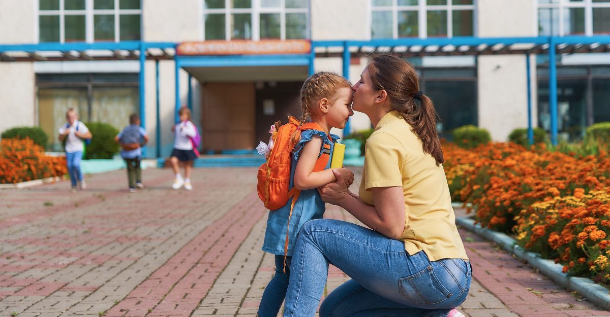 mamma accompagna bambina a scuola