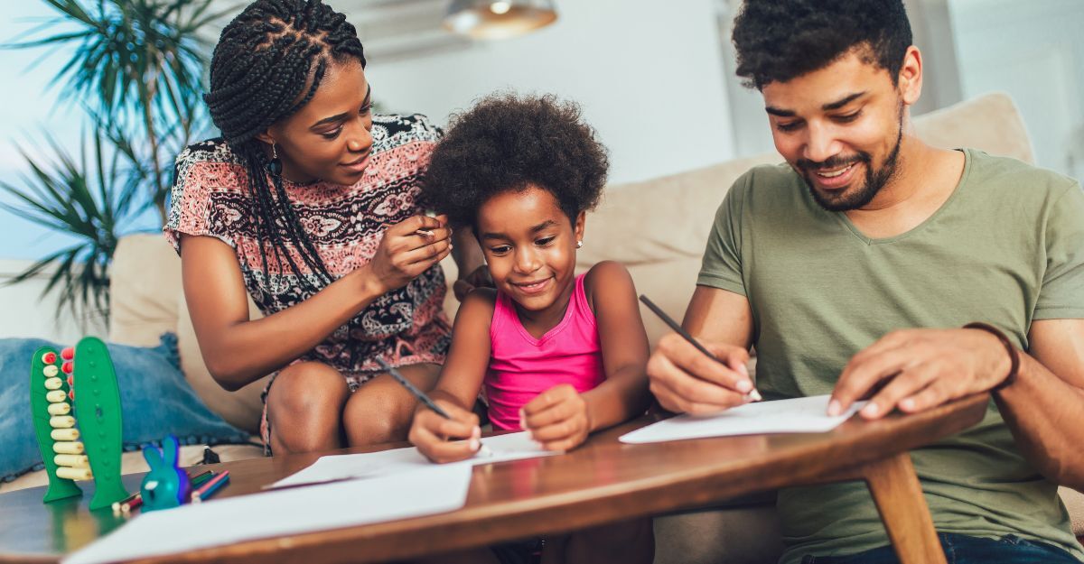 genitori-fanno-i-compiti-con-la-figlia