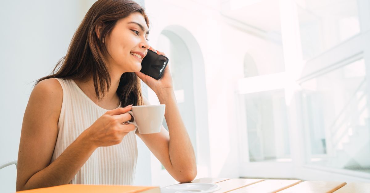 Una ragazza parla al telefono