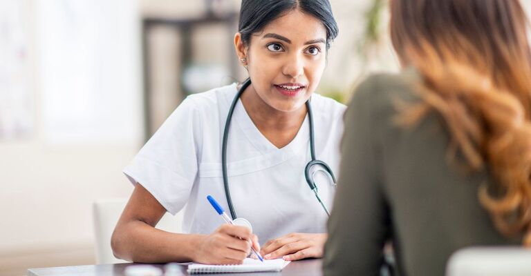 Una donna parla con il medico