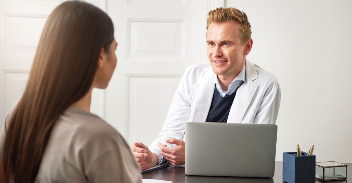 Una donna parla con il medico