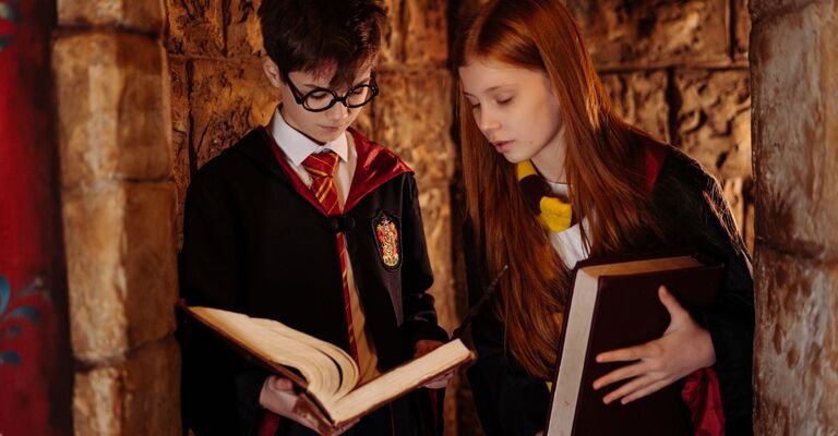 Due bambini vestiti come Harry Potter e Hermione Granger