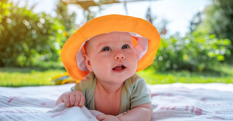 neonato con cappello da sole