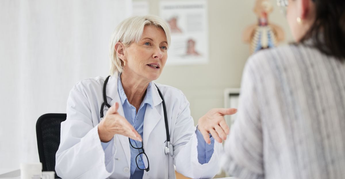 dottoressa parla con paziente