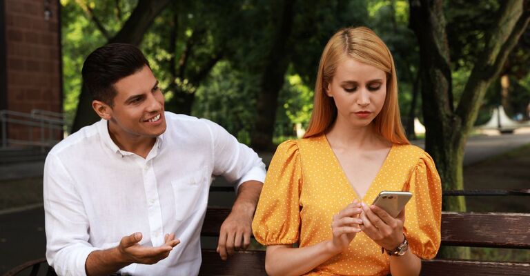 uomo infastidisce donna per strada