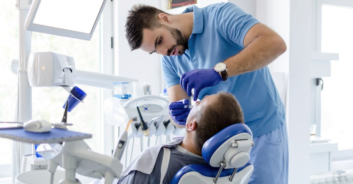 Dentista in uno studio che prepara il paziente con l'anestesia