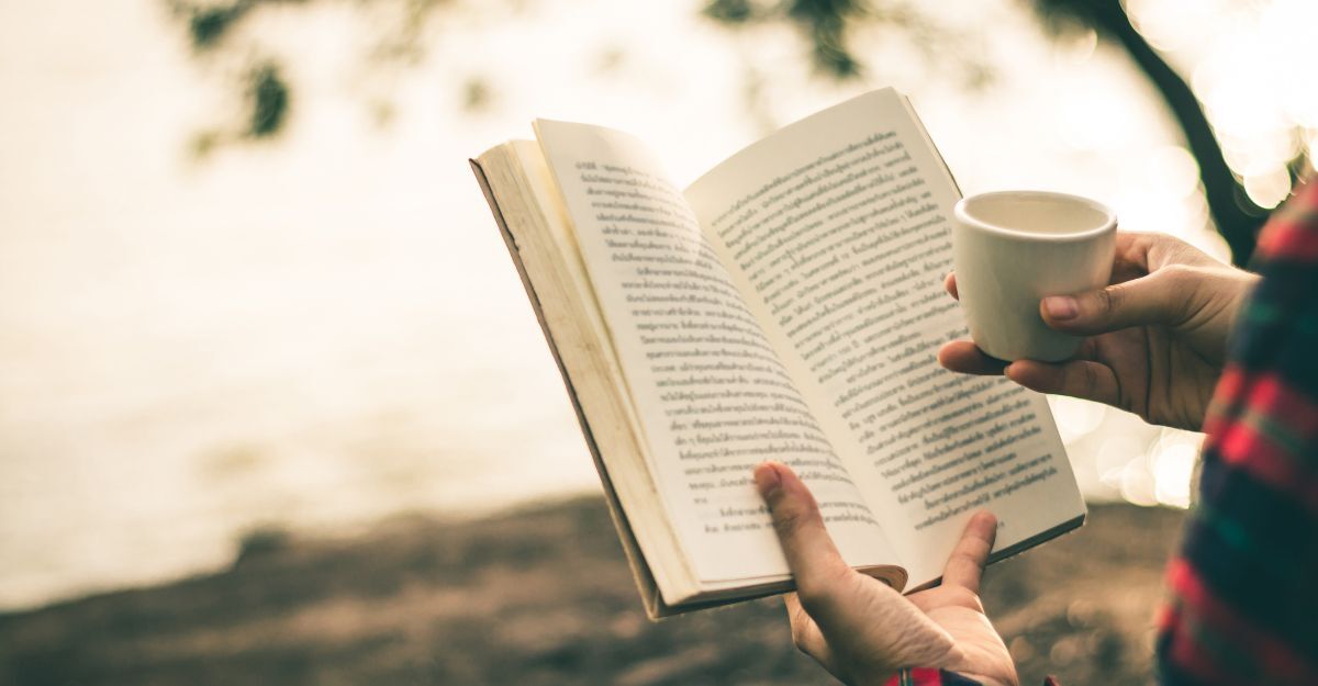 Una persona che legge un libro