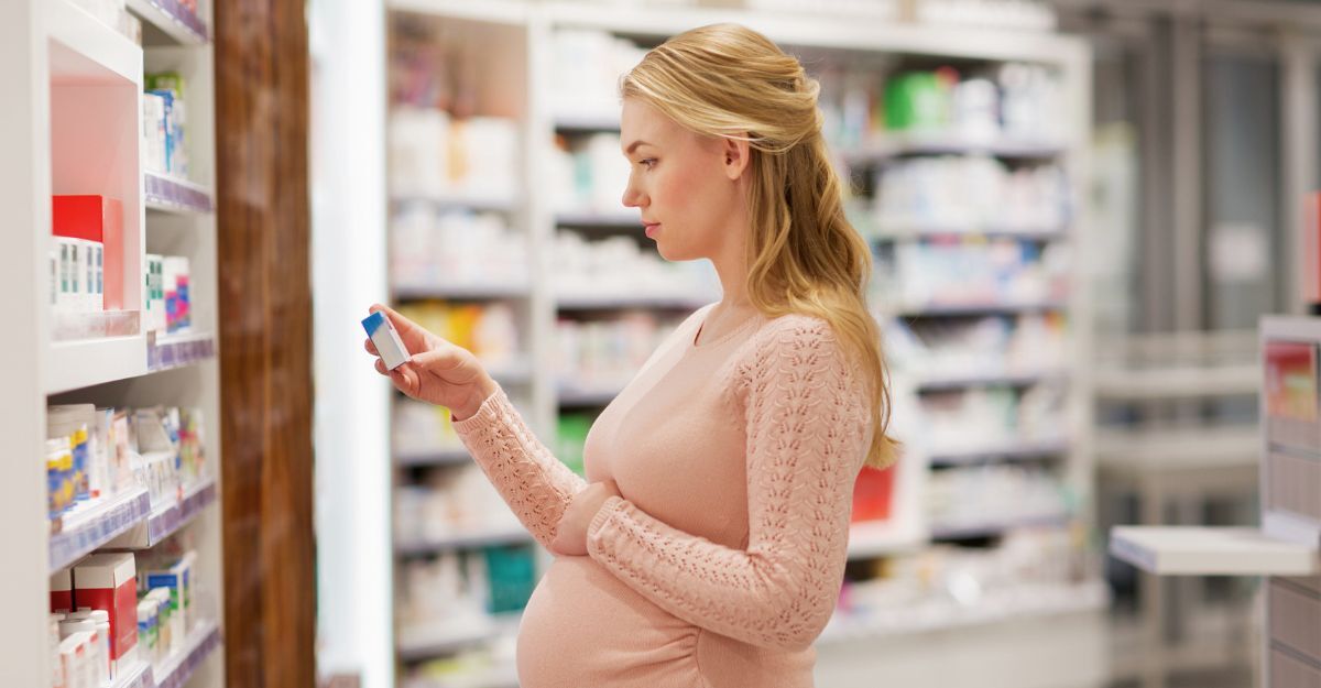 Donna incinta in farmacia