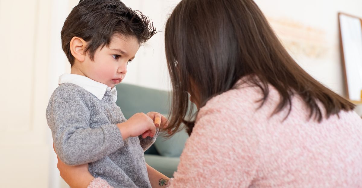 Bambini che non vogliono andare all'asilo Un bambino con il broncio