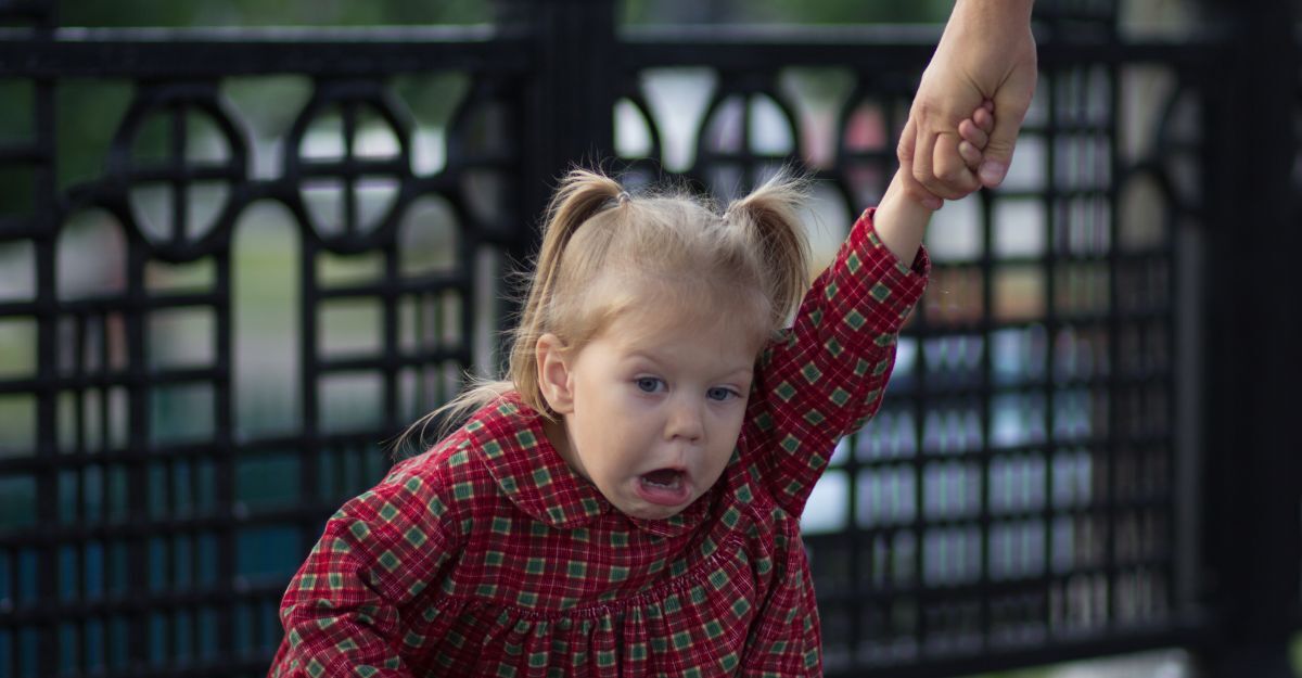 Una bambina che fa i capricci