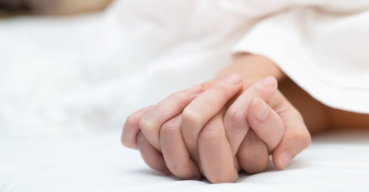 Due mani intrecciate