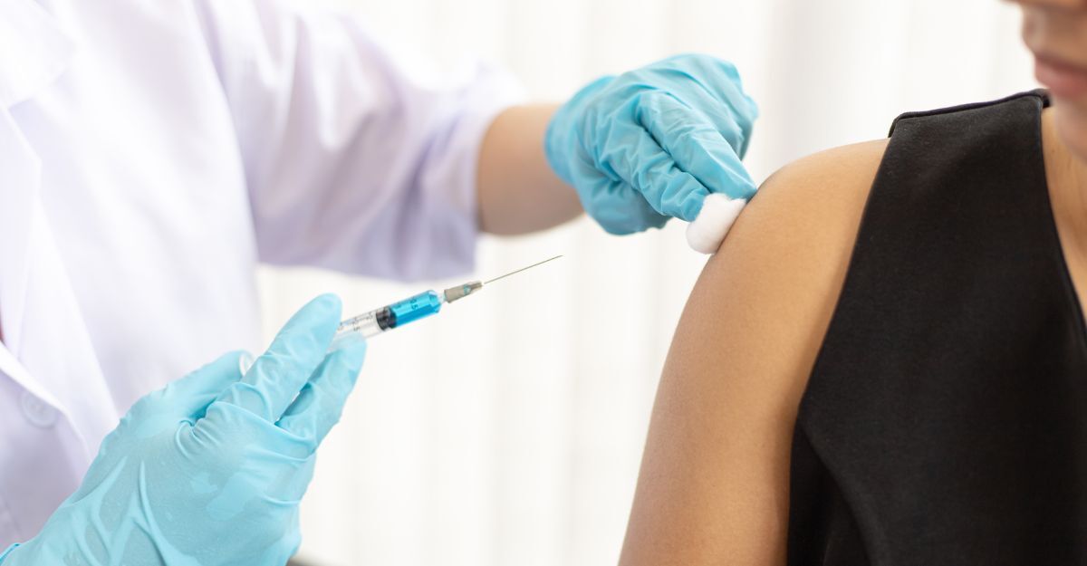 Una donna si fa fare il vaccino