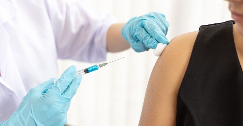 Una donna si fa fare il vaccino